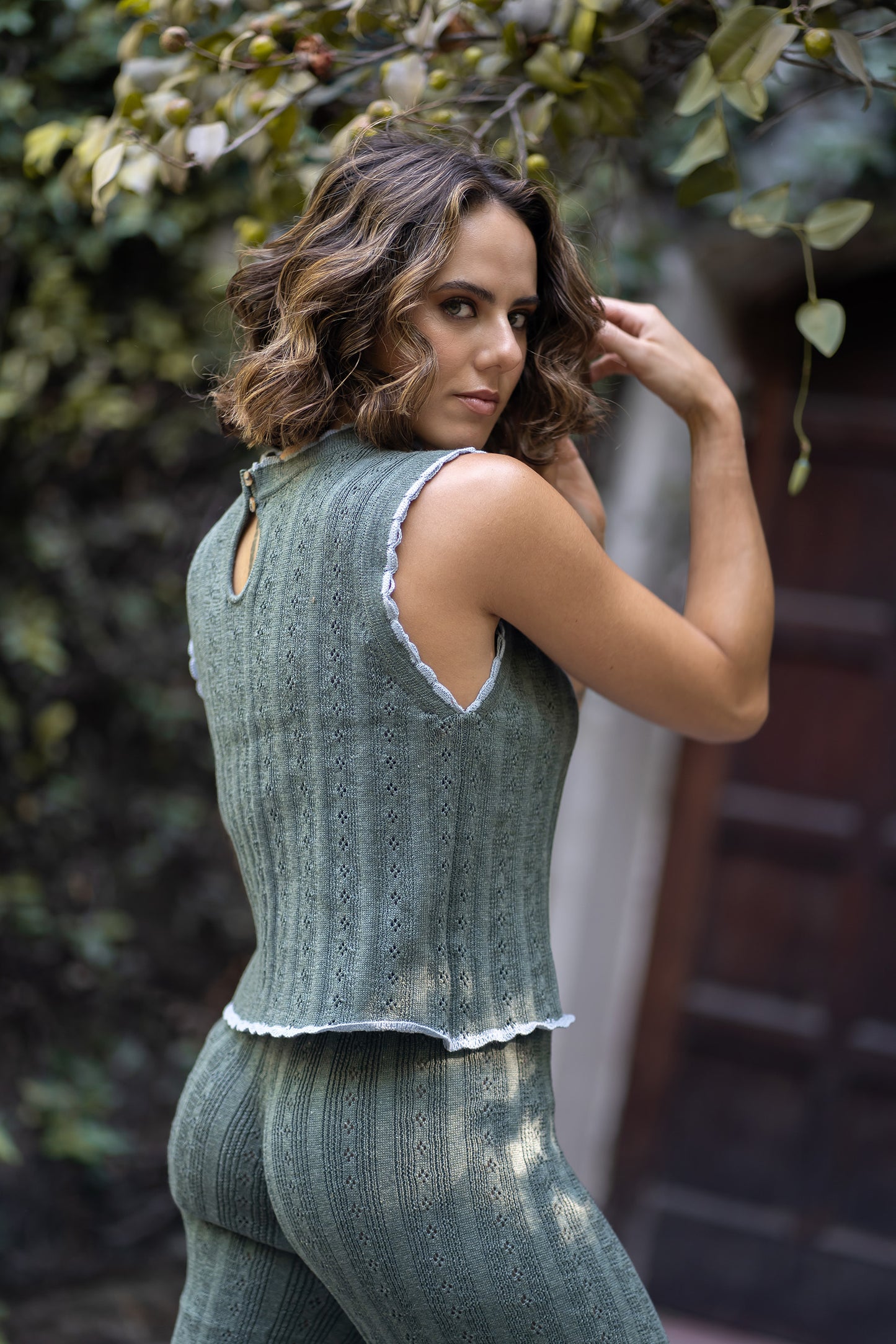 Pantalón verde cómodo y favorecedor - Hecho en Perú por Nit Label, con 30% algodón y 70% PET reciclado. Disponible en tallas S/M y M/L