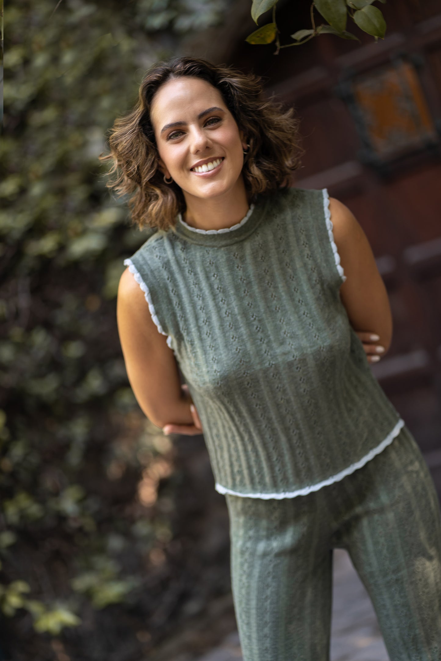 Pantalón verde cómodo y favorecedor - Hecho en Perú por Nit Label, con 30% algodón y 70% PET reciclado. Disponible en tallas S/M y M/L