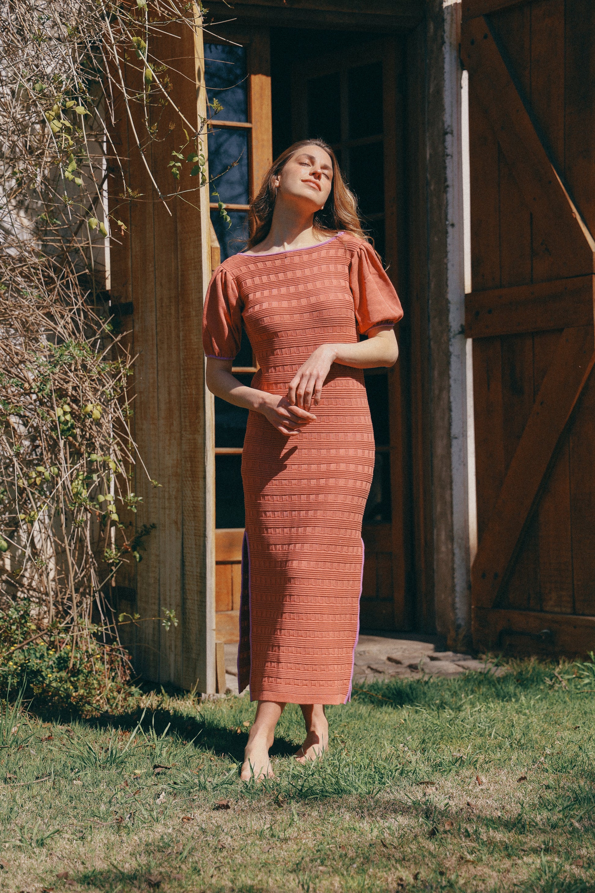 Vestido midi en terracota con detalles lilas y tajos laterales.